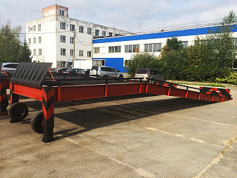 Передвижная погрузочная эстакада 9м с фронтальной площадкой и ручным гидравлическим приводом.